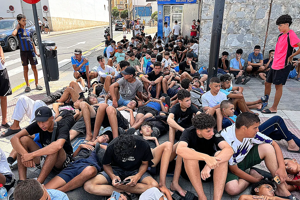 La promesa 'imposible' de devolver a todos los irregulares de Ceuta: la doble condena de 2021 bloquea al Gobierno