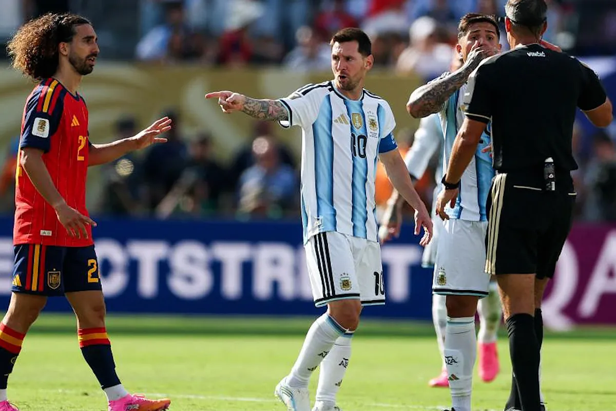 Messi pide la expulsión de Cucurella tras un gesto del español en la final del Mundial