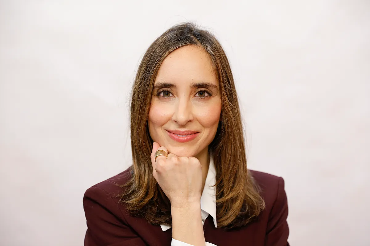 Julia Varela: "No sé si escribir una novela sobre la muerte resta o enriquece mi trabajo en televisión"