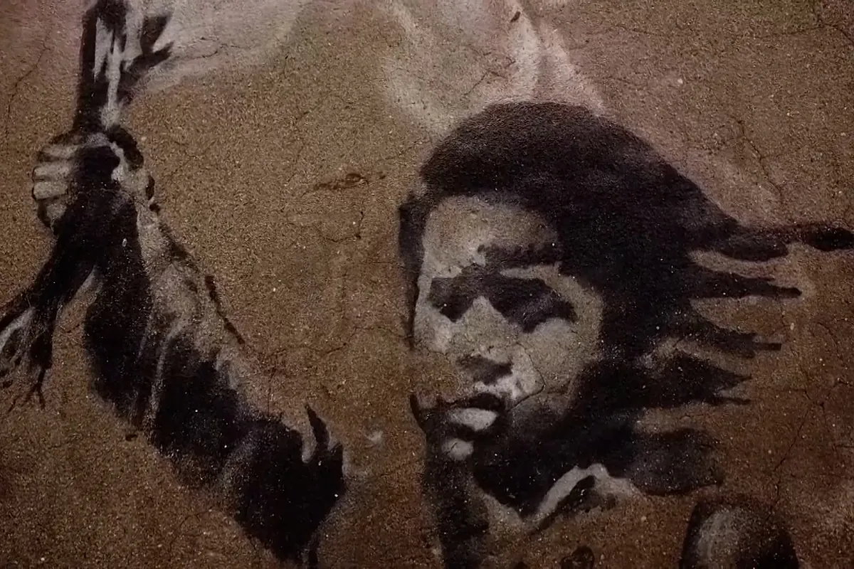 El niño migrante de Banksy vuelve a lucir en Venecia tras ser restaurado
