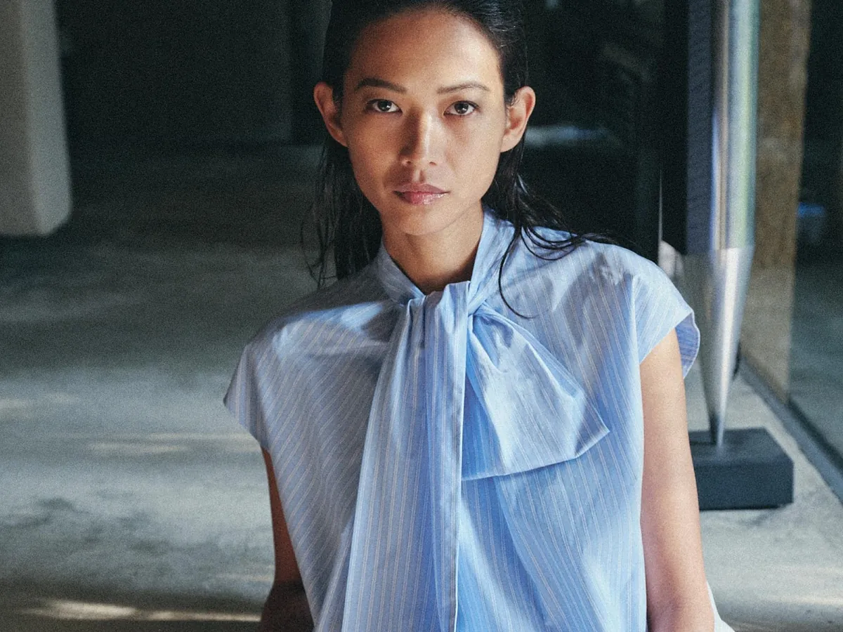 Cómo vestir bien a los 50: estas 8 camisas de rayas de Zara son la clave para derrochar estilo en la comida del Día de la Madre y combinan con todo tipo de sandalias planas