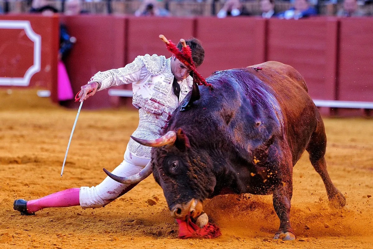 El natural aplomo de Álvaro Lorenzo con el paisaje de fondo de la batalla de Rafa Serna y Escogeperro en Sevilla