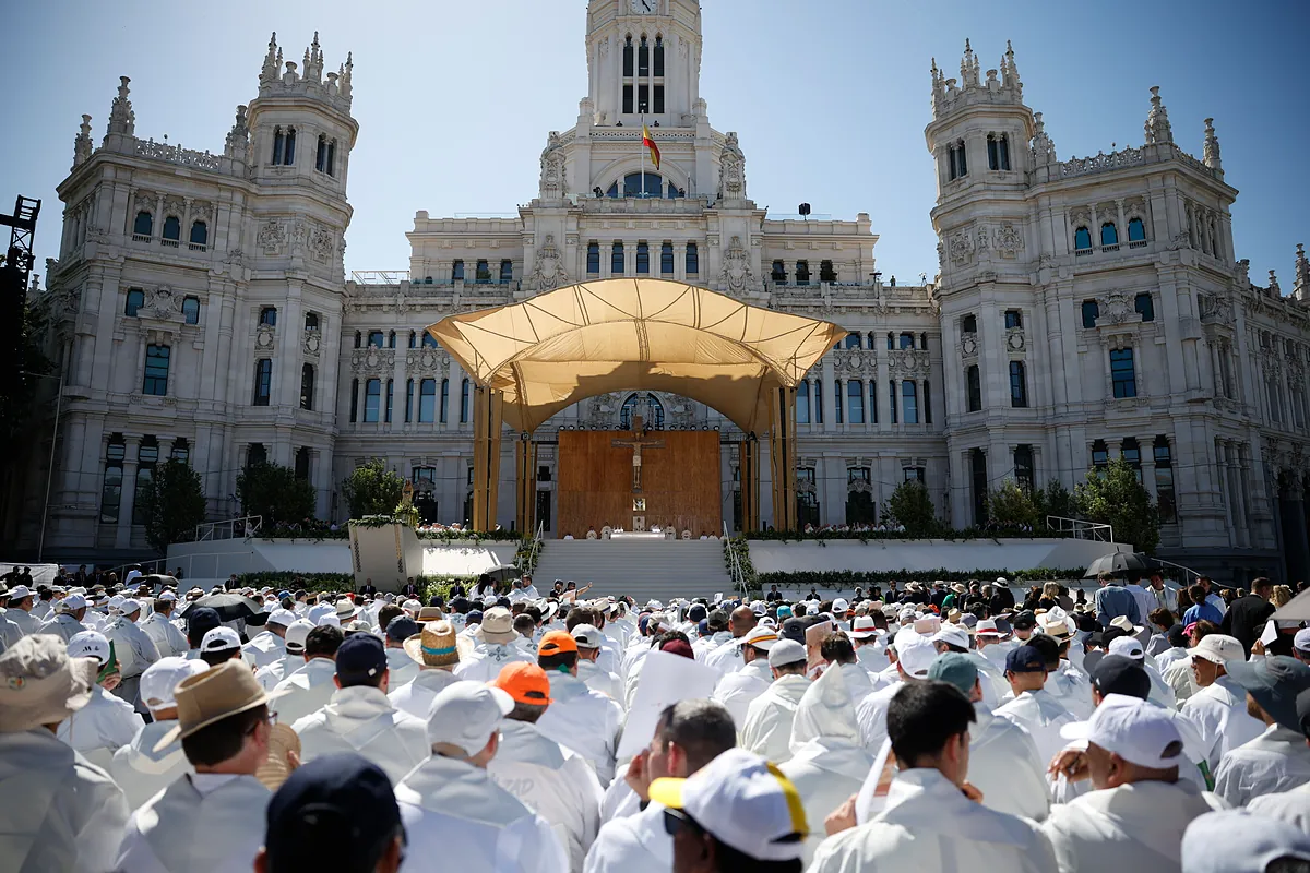 Una dedicatoria que ya es historia y "ni carteles ni banderas" en una misa 'blindada' en Cibeles que no todos pudieron ver: "Da mucha pena, pero no podemos hacer nada"