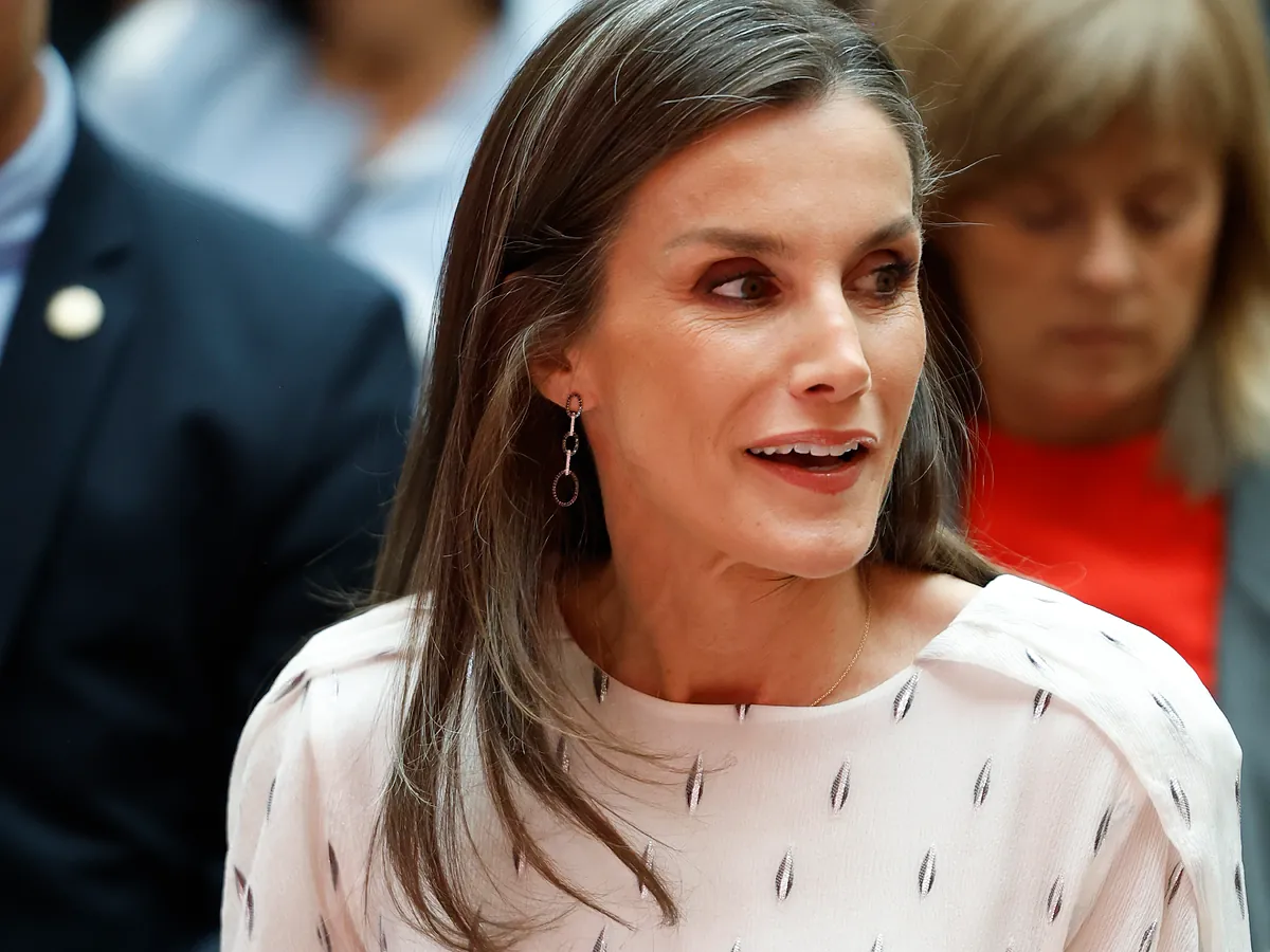 La Reina Letizia lo apuesta todo a su combo cromático favorito mientras Isabel Díaz Ayuso se entrega al negro en la entrega de los premios Barco de Vapor