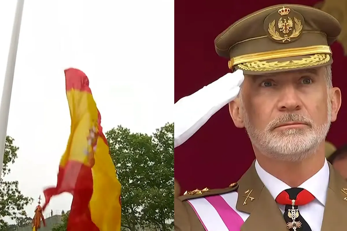 La bandera nacional se cae durante su izado en el acto por el día de las Fuerzas Armadas