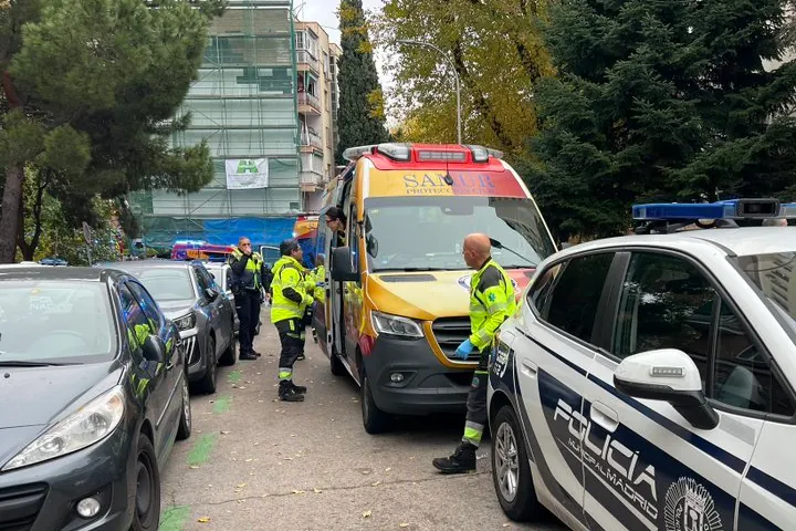 Muere una mujer y sus dos hijos resultan heridos graves tras precipitarse  desde un edificio en Madrid