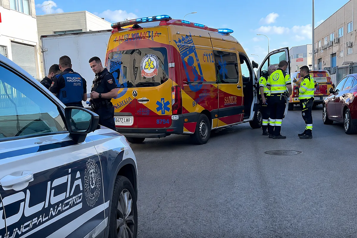 Pierde un dedo y se fractura la pelvis al caer desde seis metros de altura en una nave de Villaverde durante una fiesta familiar