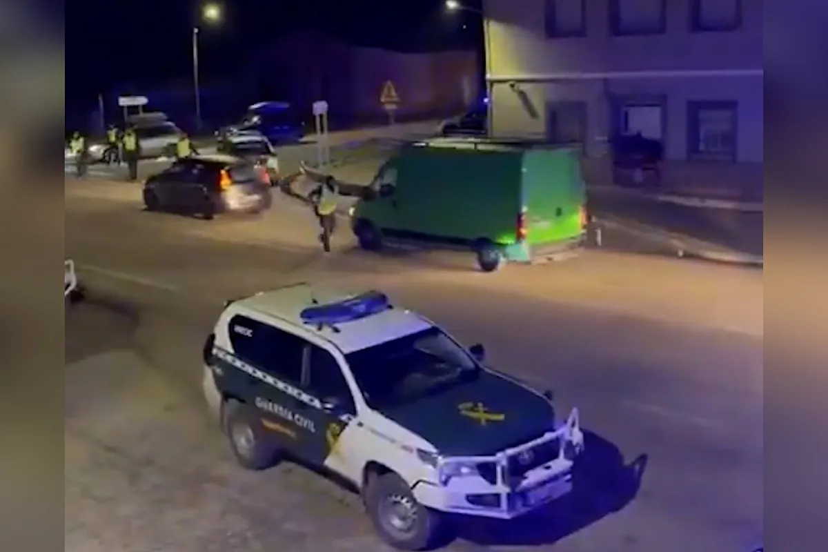 El casi atropello a un guardia civil durante la celebración de la Rave en Hellín