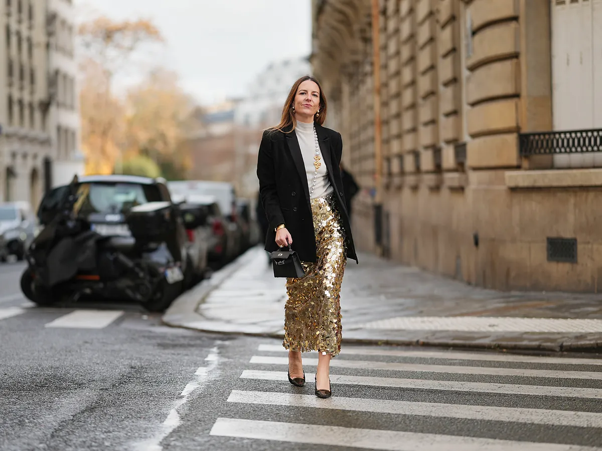 Adiós a vestir brillos de pies a cabeza esta Navidad: cómo combinar lentejuelas y otros excesos como una experta en moda