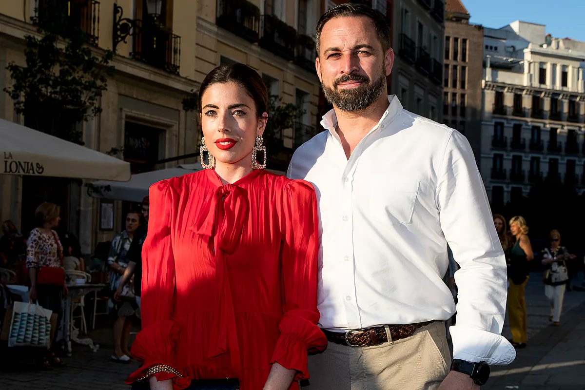 Lidia Bedman lanza una línea de moda masculina en mitad de la etapa más convulsa de Vox