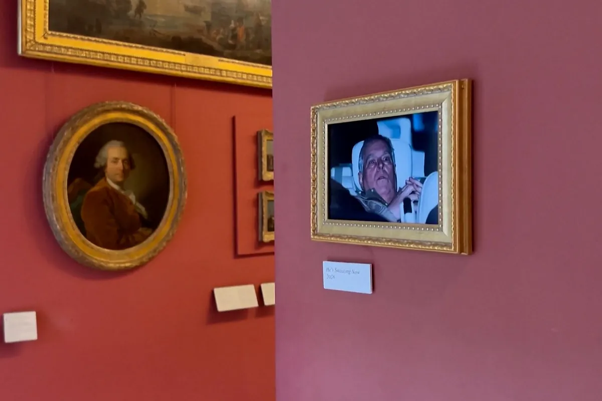 Exponen en el Louvre la foto del ex príncipe Andrés tras ser detenido por sus contactos con Epstein