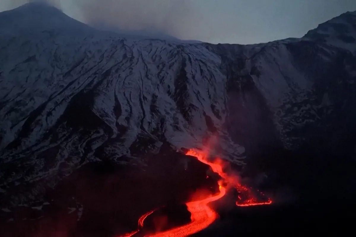 Impresionantes imágenes del Etna lleno de nieve en plena erupción