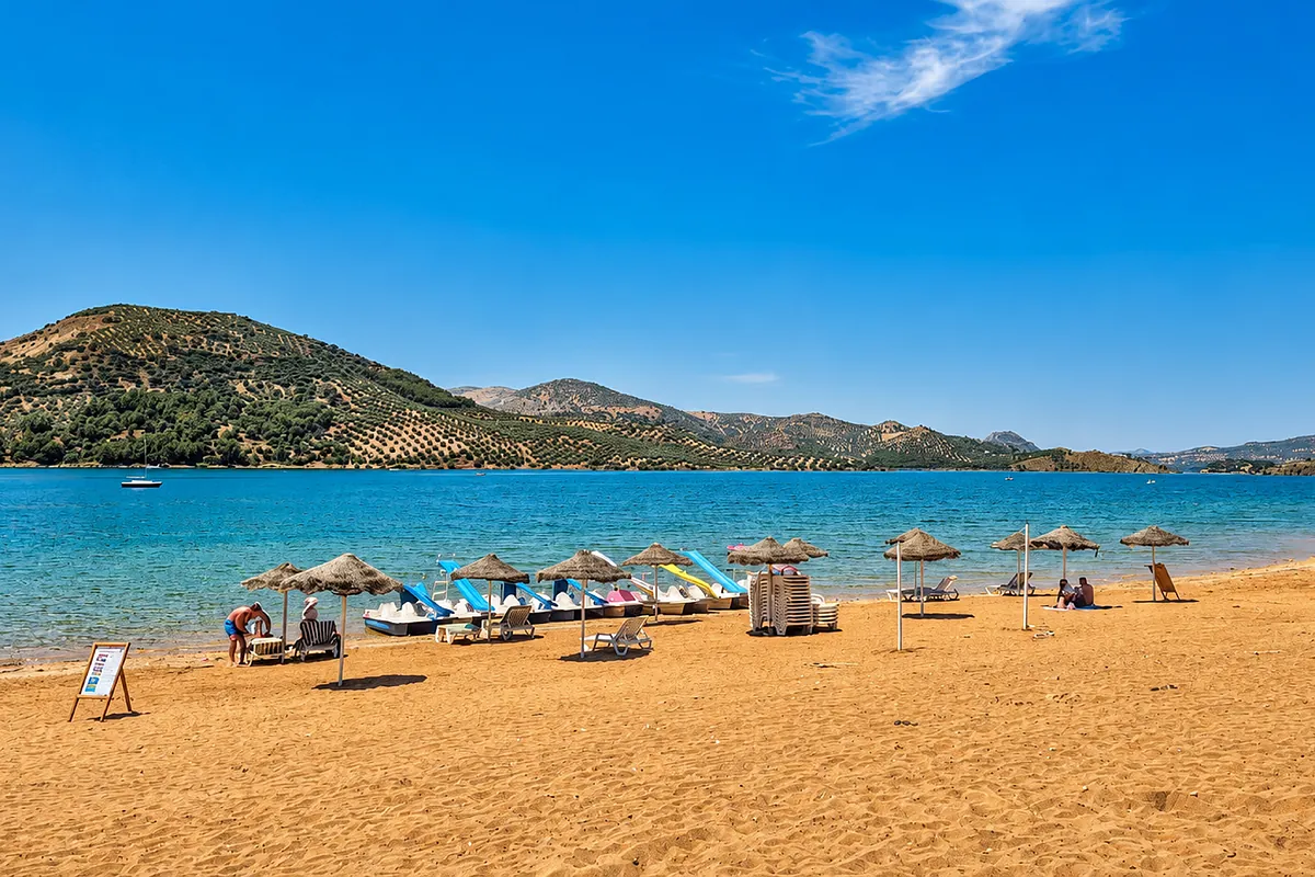 ¿Vacaciones en un embalse? Sí, en el más grande de Andalucía