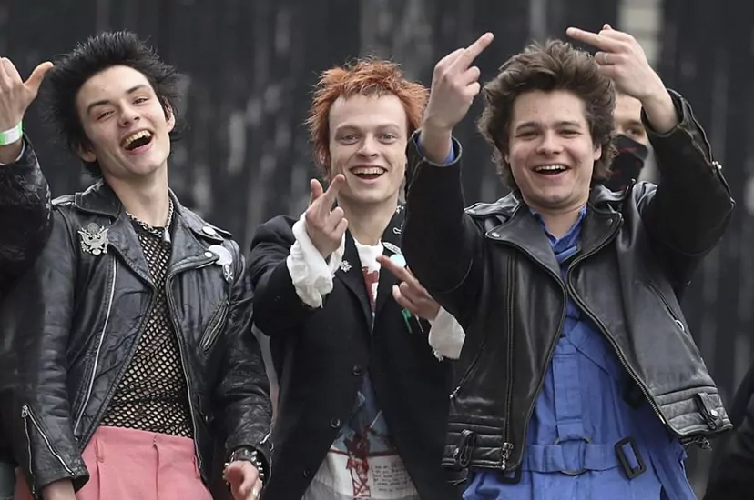 Sex Pistols: tachuelas, escupitajos y punk en la casa del ratón
