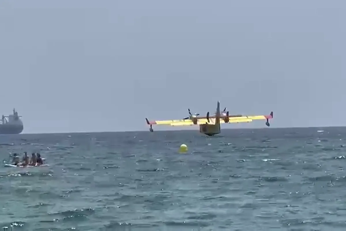 Los hidroaviones recargan agua en plena playa de Vera (Almería) para combatir el fuego en Los Gallardos