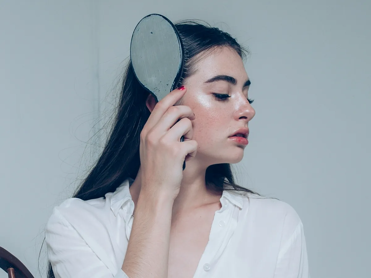Cómo limpiar y desinfectar correctamente tu cepillo del pelo: claves para hacerlo bien