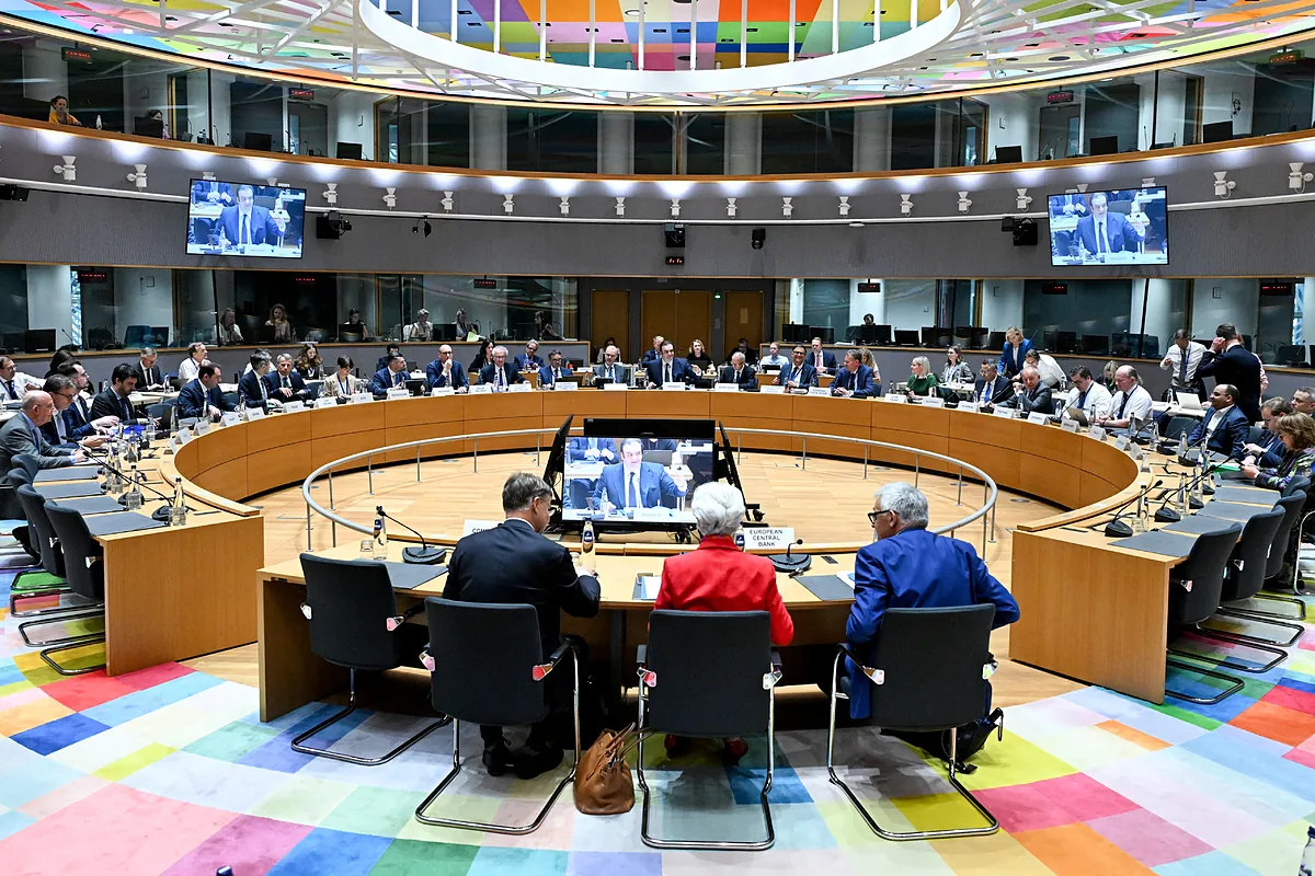 Los ministros del Eurogrupo escenifican la falta de acuerdo sobre la propuesta de España de que la UE emita deuda conjunta