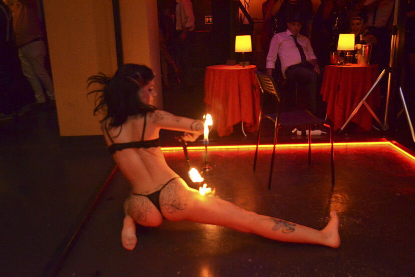 Porno buvi ozini berdi Rus jinsiy aloqasi bokiraligini yoqotmoqda