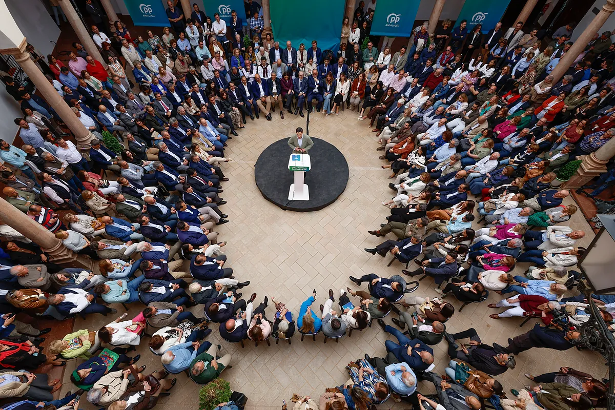 Juanma Moreno marca hoja de ruta propia: "Ahora que se habla de prioridades, la nuestra son las personas"