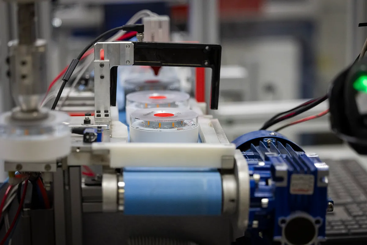 La Comisión Europea cuestiona la legalidad de la baliza V16 obligatoria en España