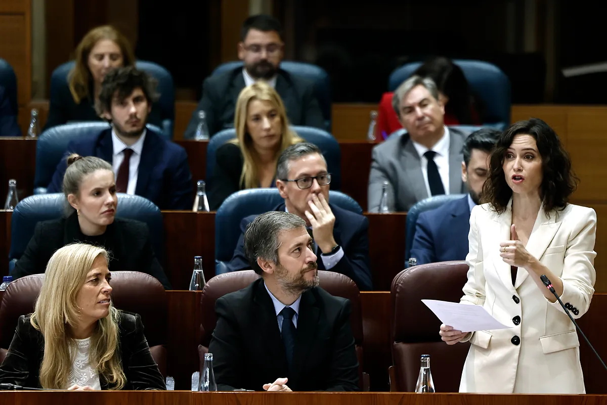 Ayuso traza una línea ante Vox: En un partido de fútbol nosotros seríamos la afición y ustedes los ultras