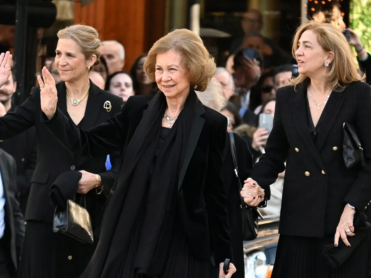 Visita sorpresa de Doña Sofía con las infantas Elena y Cristina a la exposición de la Reina Victoria Eugenia en la Galería de las Colecciones Reales