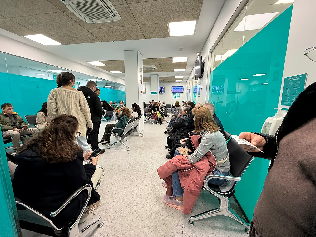 La huelga de médicos acorrala a la ministra Mónica García y pone en riesgo miles de citas