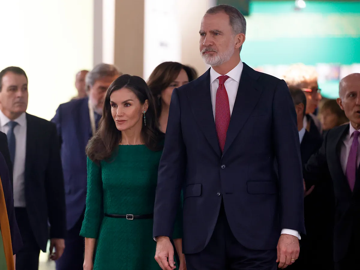 La Reina Letizia en ARCO, menos rompedora que de costumbre, repite un vestido verde de tweed de autor desconocido