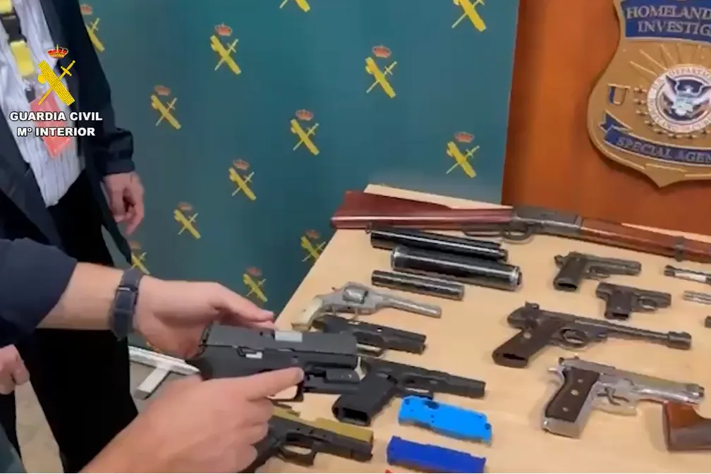 Man Arrested in Madrid for Trafficking and Assembling Illegal Firearms from Online Parts