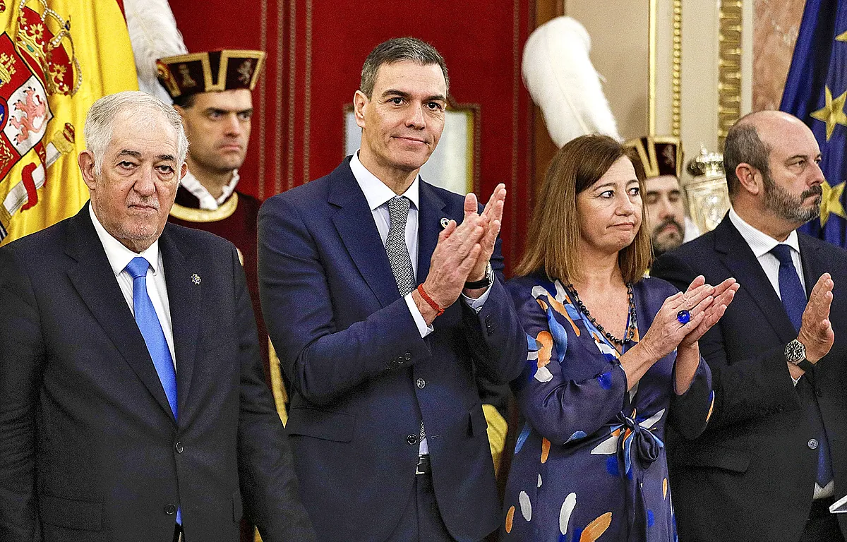 Un Sánchez "acosado" pide en balde "reformar" la Constitución y el PP le  acusa de crear "una cortina de humo" | España