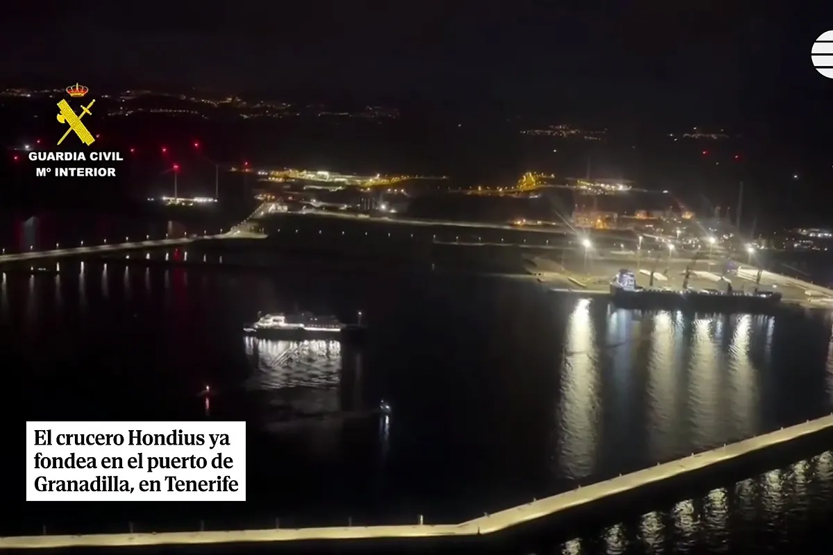 El crucero Hondius fondea en el puerto de Granadilla, en Tenerife