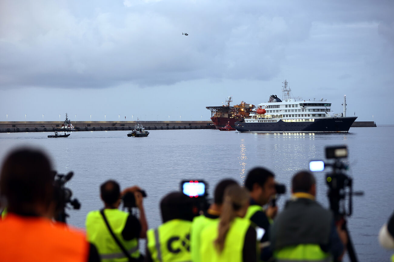 El crucero ha fondeado en el puerto de Granadilla pasadas las 7 de la...