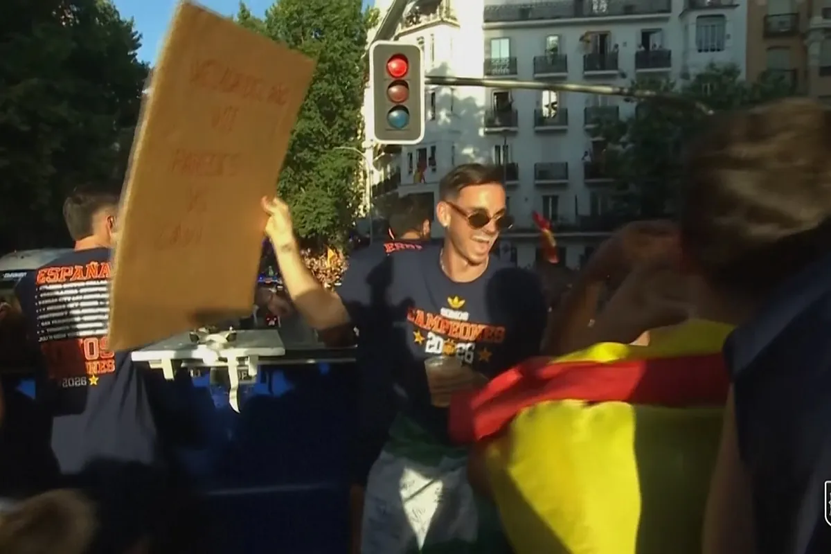Lamine Yamal y Fabián se parten de risa con un cartel sobre la violencia del argentino Paredes