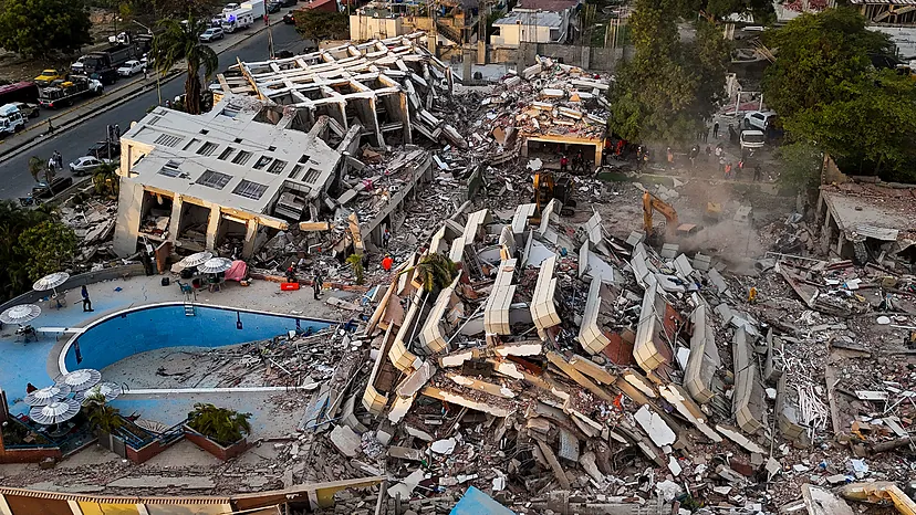 Vista aérea de edificios destruidos en Caraballeda, en La Guaira.