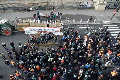 'La revuelta campesina se reanuda': los tractores vuelven a tomar Par�s