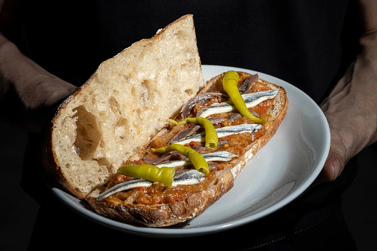 Ensaladilla y suculentos bocadillos, así se come en los tres locales informales en Valencia del dos estrellas Michelin Ricard Camarena