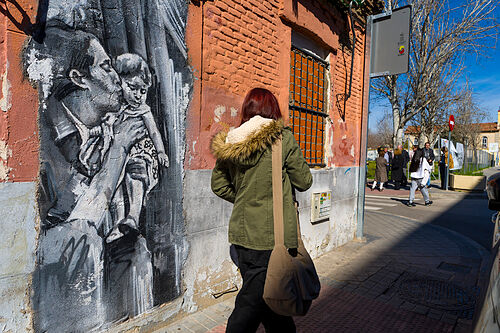 La fundaci�n Robert Capa proh�be a Almeida usar el nombre del fot�grafo para crear un centro en la casa Peironcely 10 y el Ayuntamiento estudiar� la posibilidad de mantenerlo
