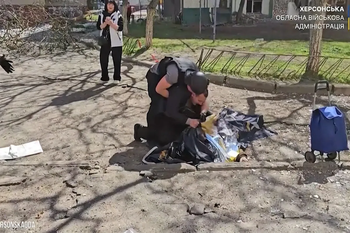 La imagen de un hombre llorando desconsoladamente a su madre muerta por un ataque de Rusia en Jersón
