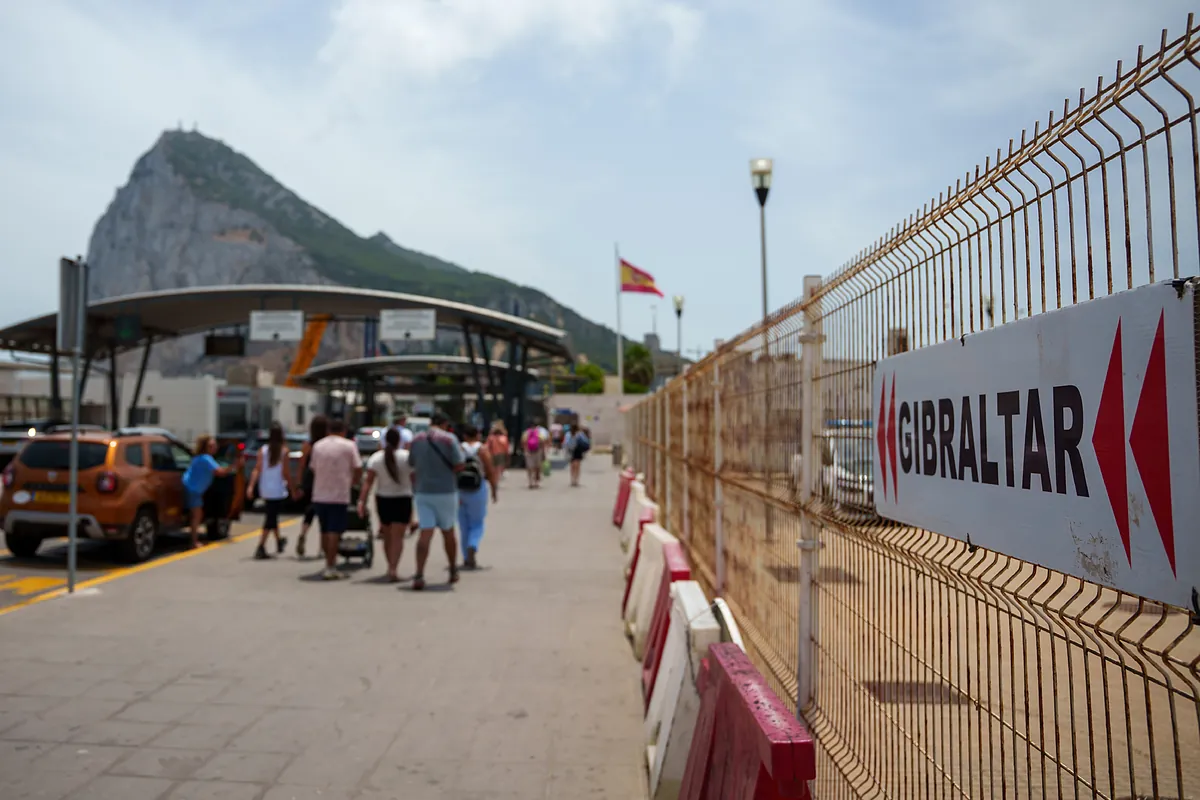 El Gobierno escenifica la demolición de la Verja de Gibraltar en un acto que marca una nueva etapa en la relación con el Peñón