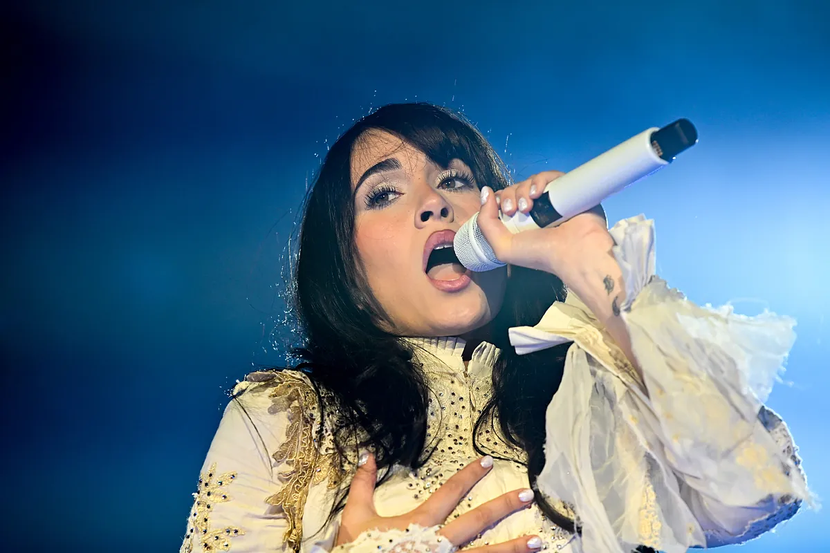 Aitana dünya turuna zirvenin aşağıdan çok daha fazla parladığı bir gösteriyle başlıyor