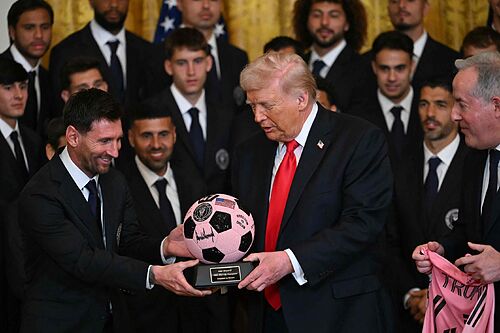 Messi sonr�e ante Trump tras desairar a Biden