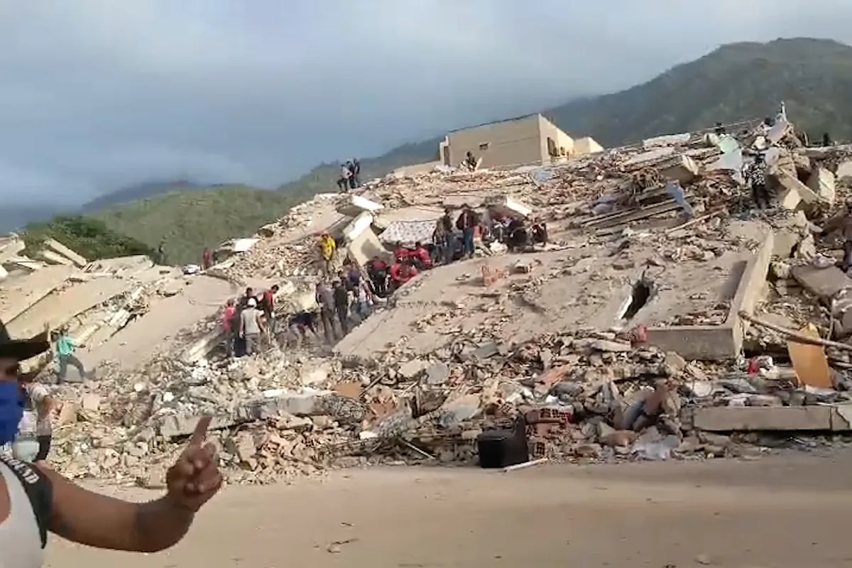 Imágenes del edificio donde se alojaba la familia gallega desaparecida en Venezuela