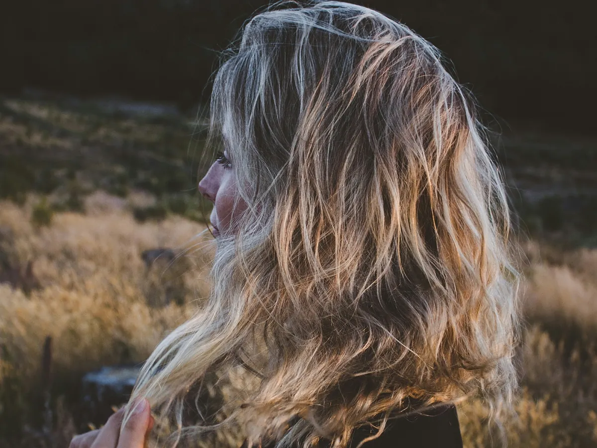 11 cortes de pelo ondulado que te harán destacar en tus eventos de verano