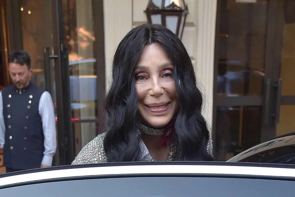 Cher descubre que es abuela de una adolescente de 15 años: "Venía cada dos años para saludar"