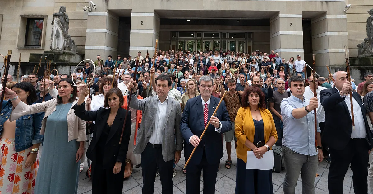 Bildu confirma que ya negocia con el PNV blindar la imposición del euskera en la administración tras el desmarque de los socialistas