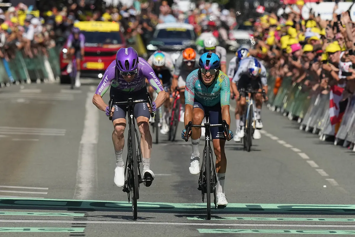 La fuga bidón del Tour corona a Mauro Schmid y casi mete a Tom Pidcock en el podio