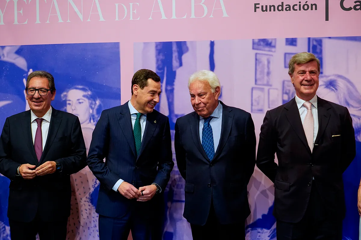 La 'química' entre Felipe González y Juanma Moreno agría el arranque de campaña al socialismo andaluz