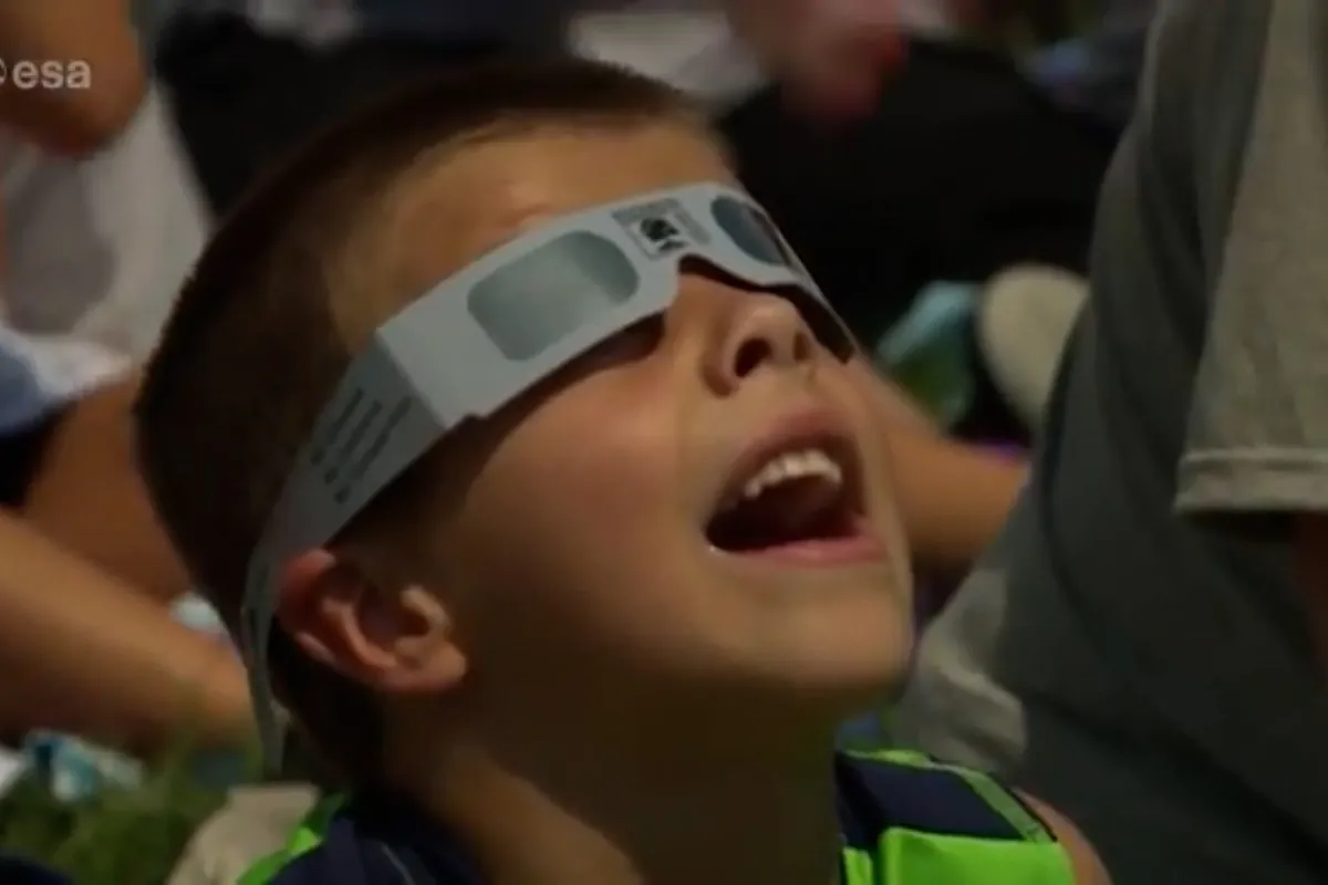 Los riesgos de mirar (mal) el eclipse solar y cómo no caer en ellos