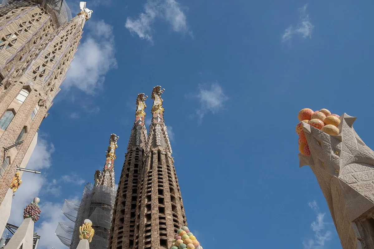 Visita del Papa León XIV a Barcelona: 37.000 personas en el gran acto del Estadio Olímpico y bendición de la torre más alta de la Sagrada Familia
