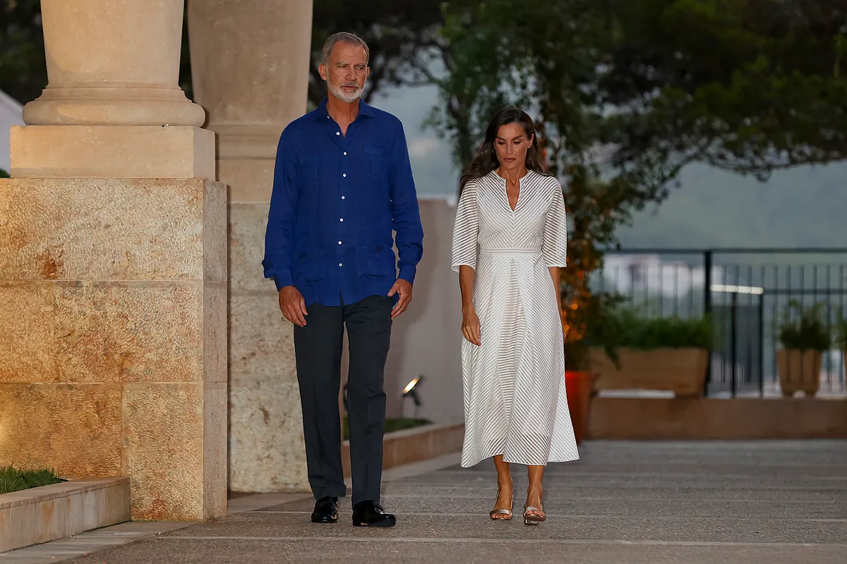 La Reina Letizia cambia el paso en Marivent y la Princesa Leonor y la Infanta Sofía se lanzan con su abuela, la Reina Emérita, en brazos del boho chic